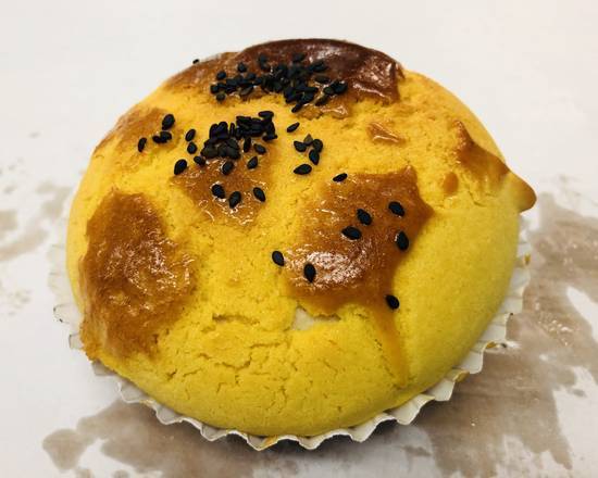 Pineapple Bun with BBQ Pork (菠蘿包燒肉)